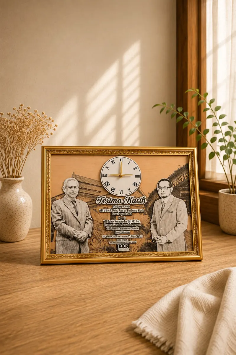 Gold frame with clock and two engraved portraits
