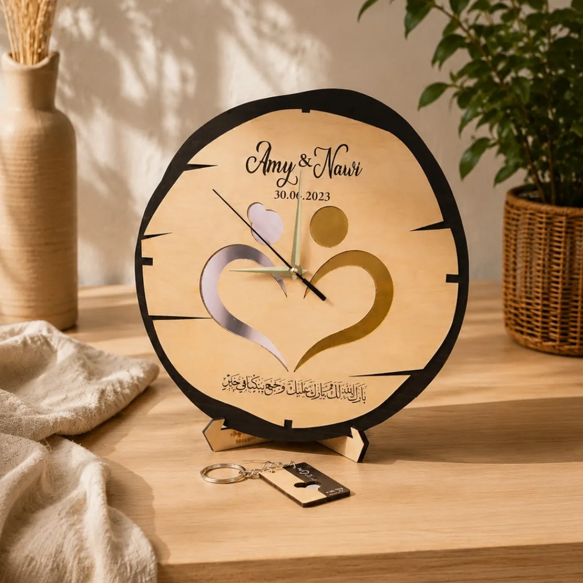 Jam perkahwinan bulat dengan nama pasangan dan motif hati